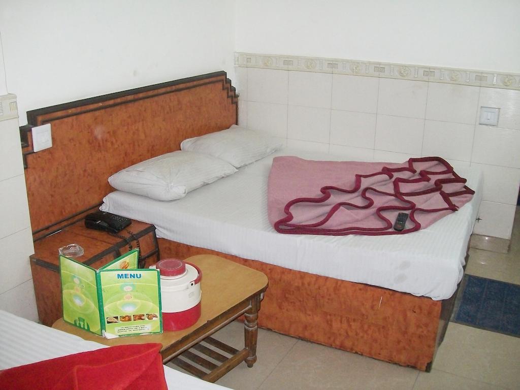 Hotel Milan Continental Delhi  Exterior photo